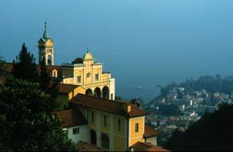 Blick ber die Wallfahrtskirche Madonna des Sasso hinunter nach Locarno und den Lago Maggiore