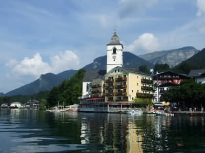 Weisses Rssel mit Kirche am Wolfgangsee