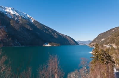 Blick über den Achensee in Tirol in der Nähe von Achenkirch bei bestem Bergwetter