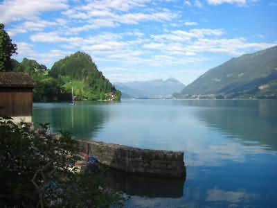 Der Brienzersee ist ein typischer Alpenrandsee im Kanton Bern in der Schweiz