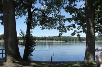 Blick auf den Waginger See vom Campingplatz Gut Horn in Bayern